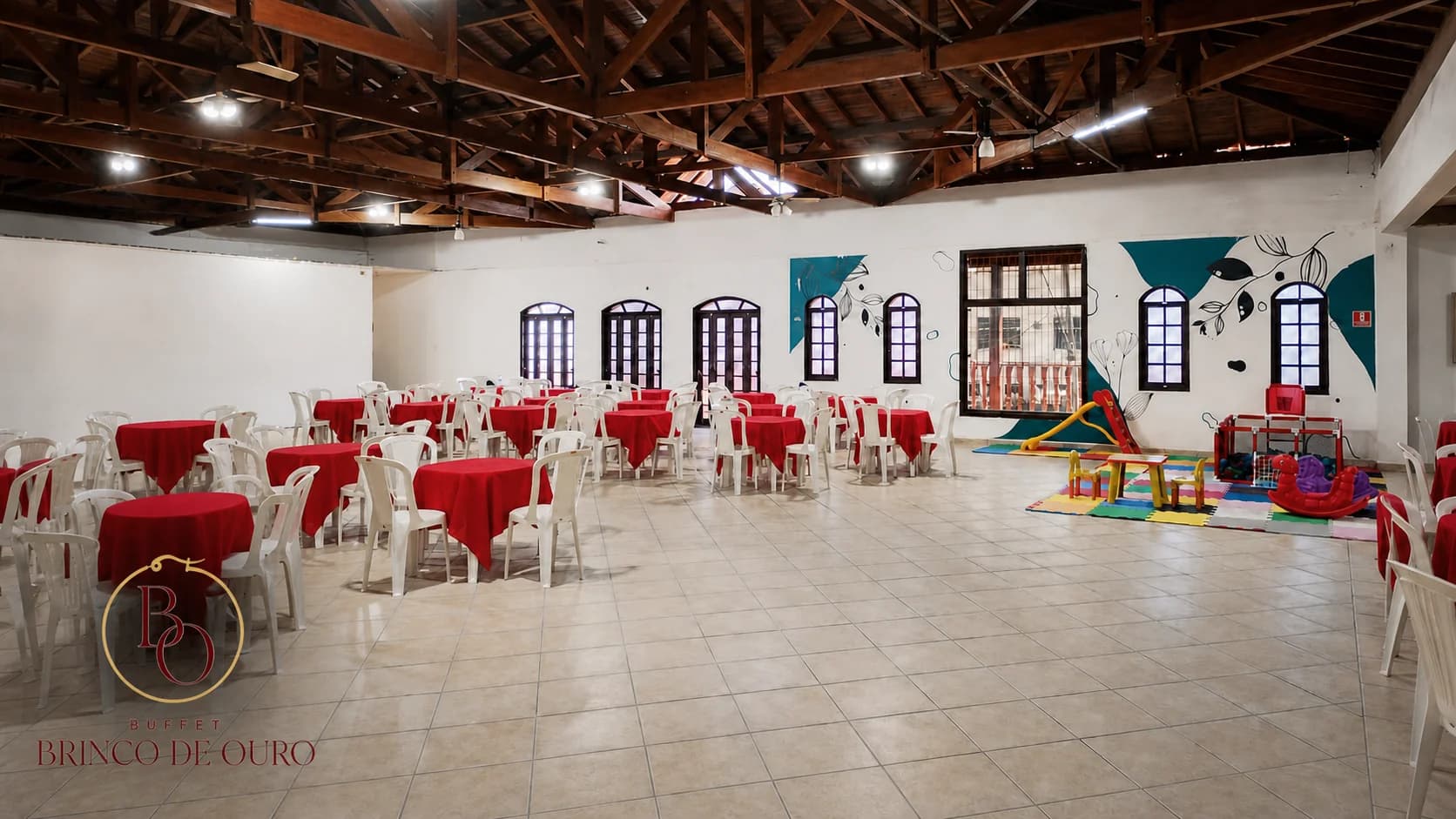 Salão principal do Buffet Brinco de Ouro preparado para uma festa