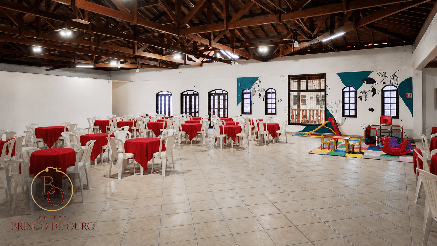 Salão principal do Buffet Brinco de Ouro preparado para uma festa